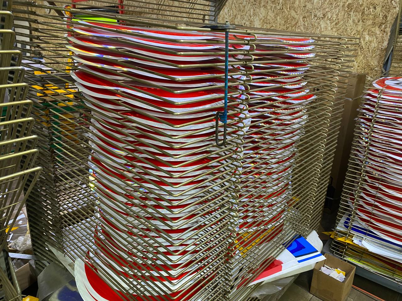 Серийный выпуск дорожных знаков на производстве Prealux