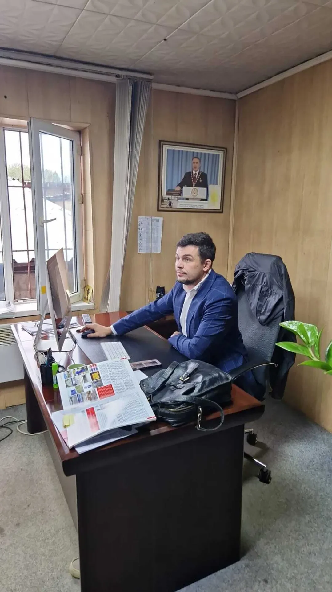 Ярослав Харламов в рабочем кабинете на заводе