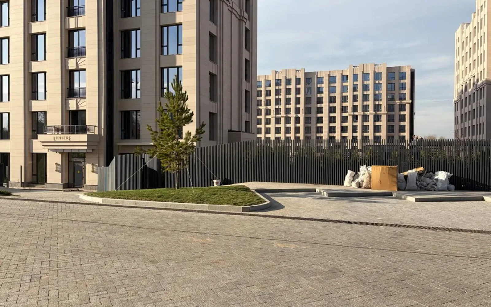 ЖК Lumiere: периметральное ограждение и объектные элементы